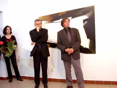 02.05.2002 - wernisa�, od lewej: Ewa Rybska, W�adys�aw Ka�mierczak, Jan Berdyszak; w tle: PASSE-PAR-TOUT PRZEZ ENTROPIE I, 2001