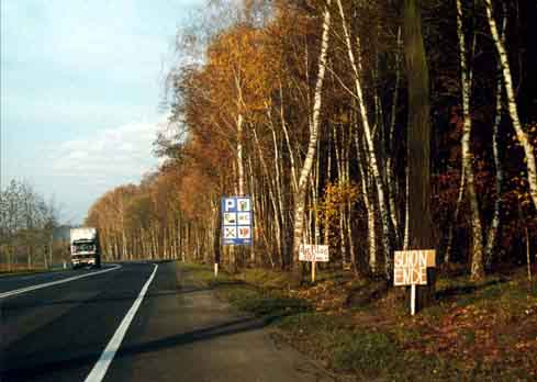 Hubert Czerepok, ALLES IS SCHLECHT, 2001, akcja na trasie A2 Pozna�-�wiecko, tektura, p�yta pil�niowa, d�ugopis, emulsja