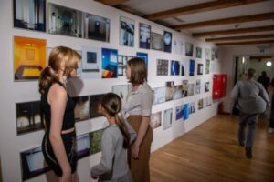 Read more about the article KATARZYNA KUJAWSKA-MURPHY / MIĘDZY BYTEM A NIEBYTEM / DOKUMENTACJA INSTALACJI Z LAT 1996-2022