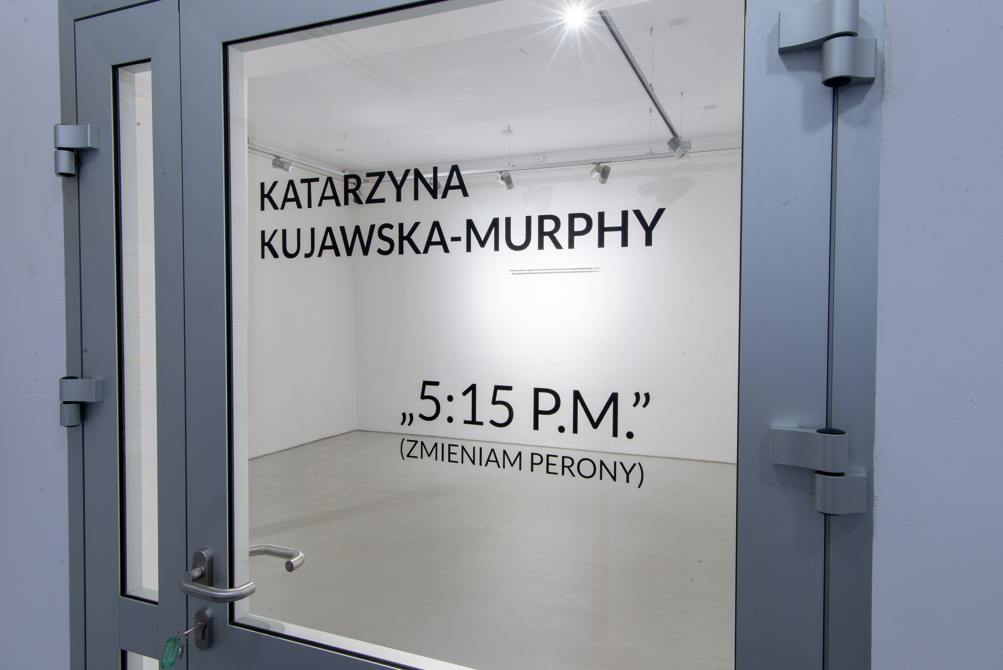 You are currently viewing KATARZYNA KUJAWSKA-MURPHY / „5:15 P.M.” (ZMIENIAM PERONY) / GALERIA KAMERALNA