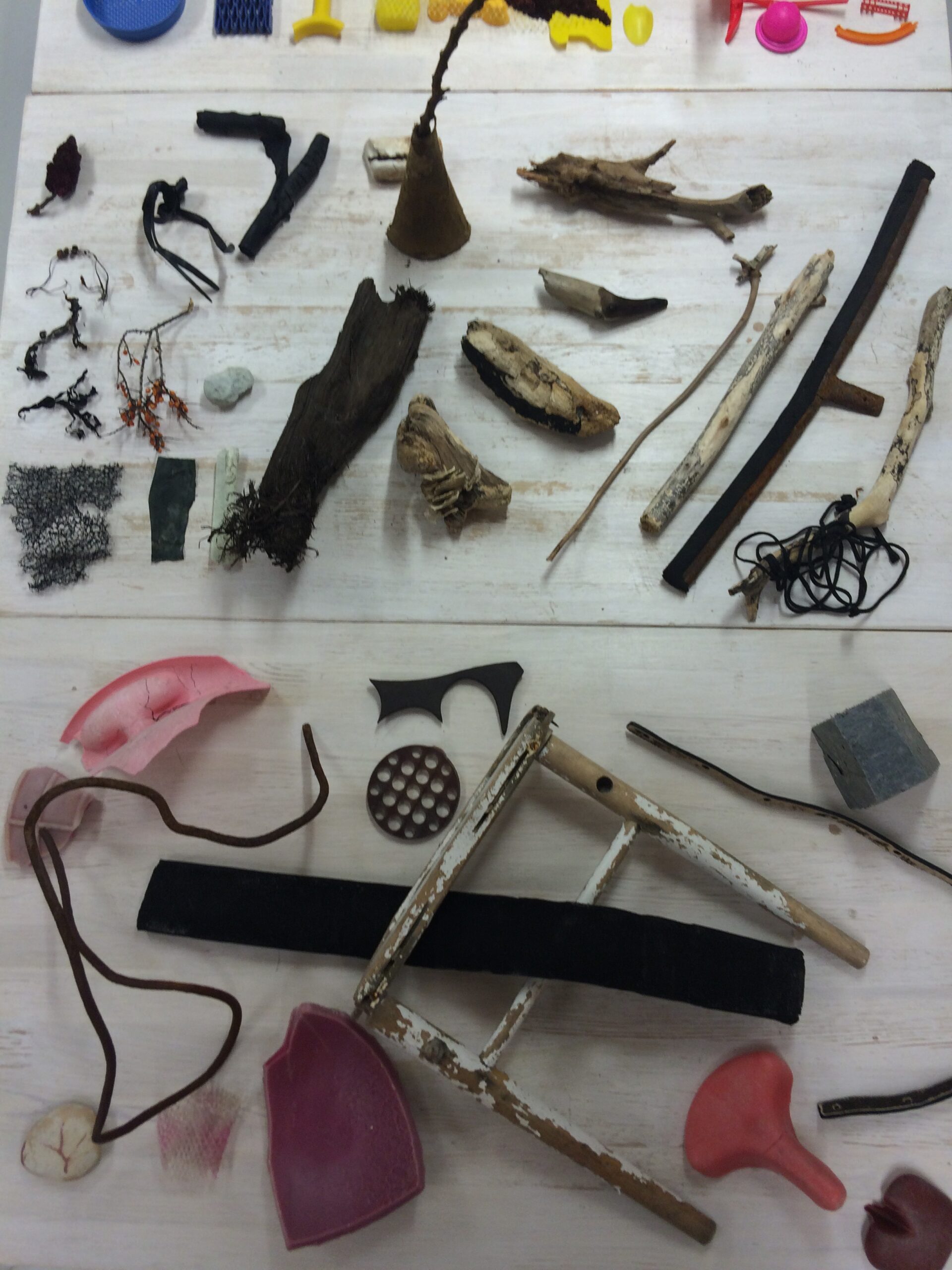 Read more about the article BOGUSŁAW BACHORCZYK / ARTE EXCENTRICA, CZYLI WODY SPOKOJNE, FASTRYGI, PERFUMERIE I WARZYWNIAKI / Wystawa w ramach rezydencji artystycznej