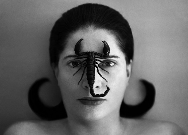You are currently viewing „POMIĘDZY PROSTOTĄ A BAROKIEM. CZTERY DEKADY MARINY ABRAMOVIĆ”, Wykład