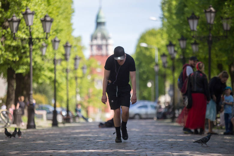 You are currently viewing Mikołaj Prynkiewicz / Tryptyk „DAN_CE_FLOOR” / performance i wystawa